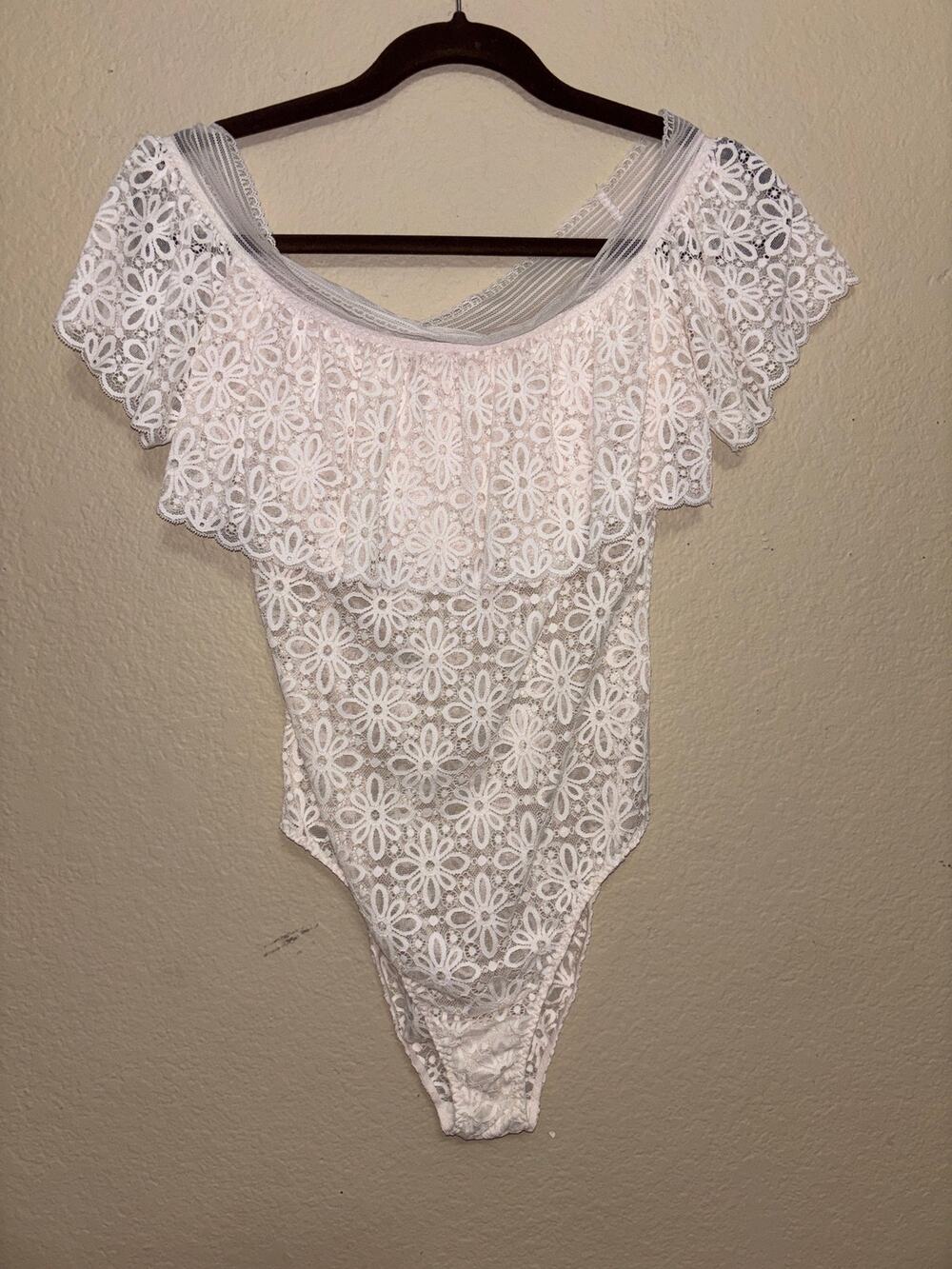 Victoria’s Secret ivory floral daisy lace ruffle bodysu